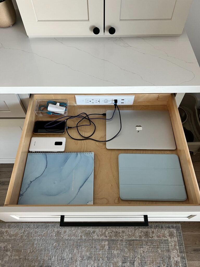 Organizered-drawer-with-charging